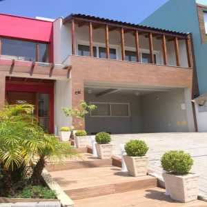Casa em condomínio de 5 dormitórios no bairro Cavalhada